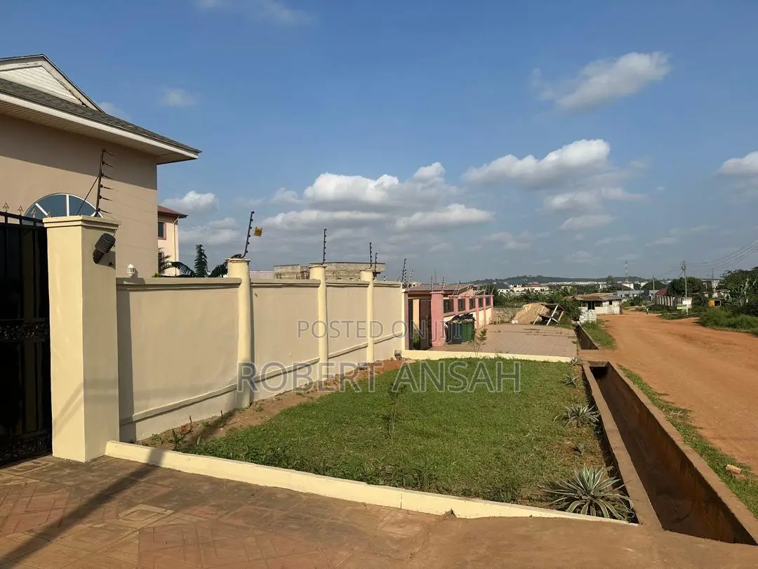5bdrm House in Oyarifa Mall Area for sale
