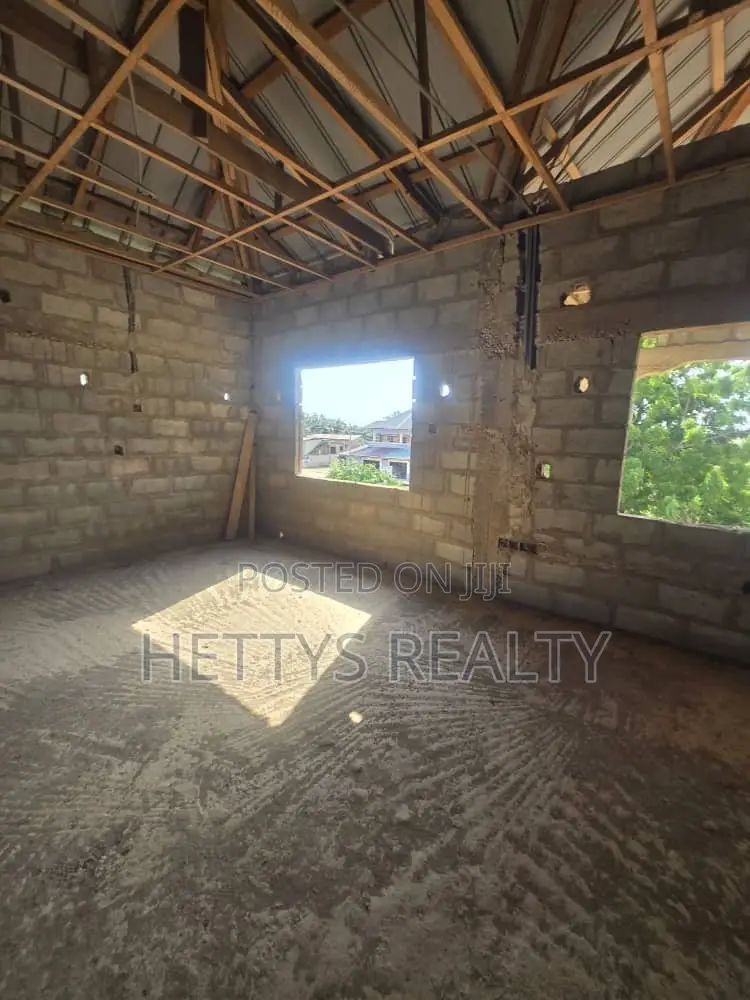 6bdrm House in Amasaman for sale