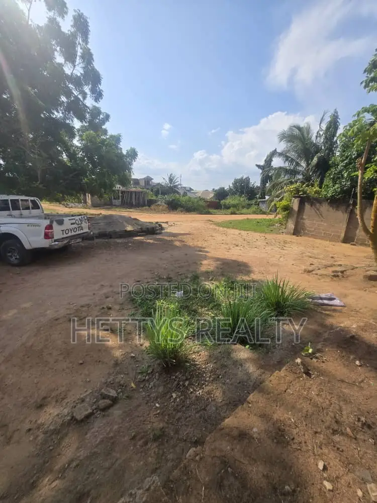6bdrm House in Amasaman for sale