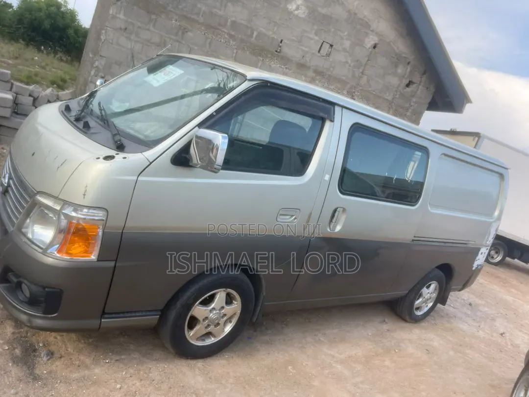 Nissan Caravan (Urvan) 2014 Brown