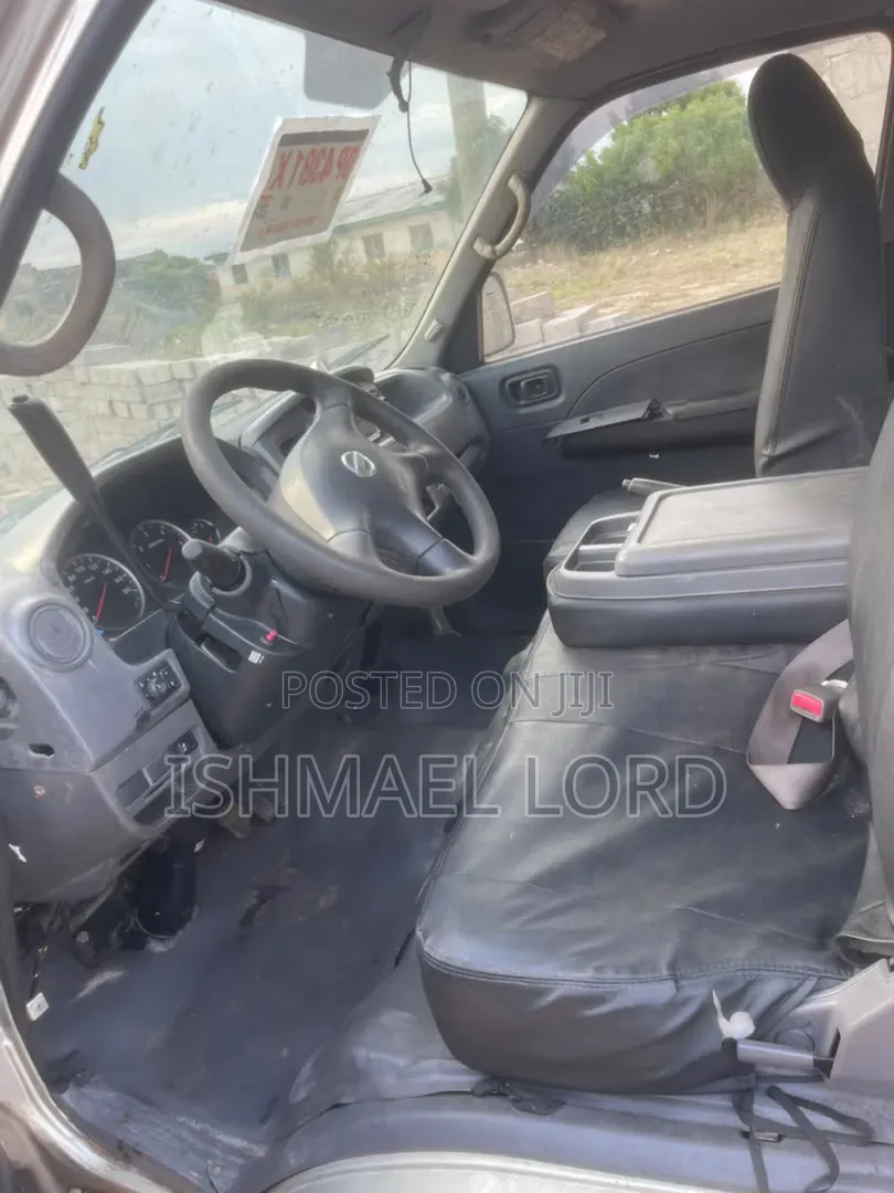 Nissan Caravan (Urvan) 2014 Brown