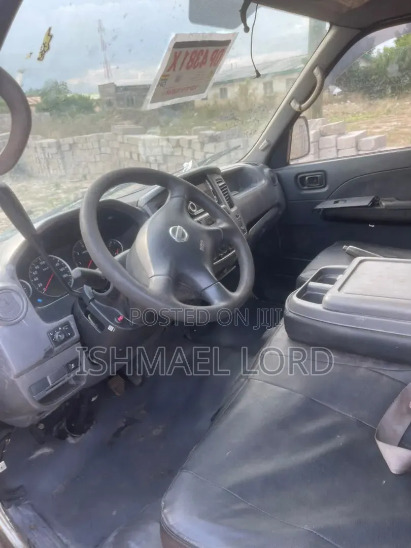 Nissan Caravan (Urvan) 2014 Brown