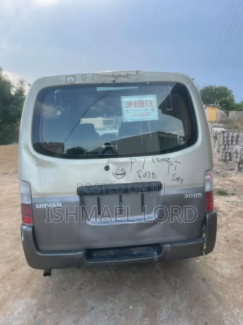 Nissan Caravan (Urvan) 2014 Brown