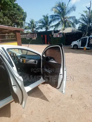 Toyota Vitz 2015 Pearl