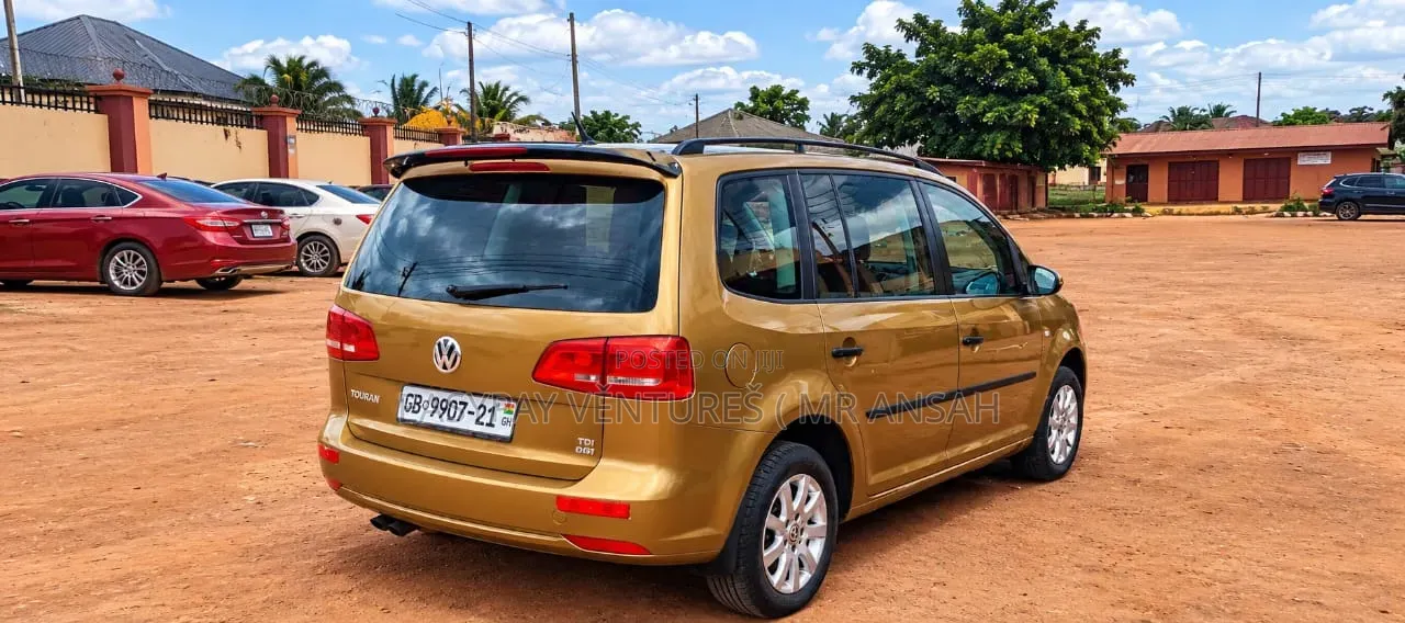 Volkswagen Touran 2015 Gold