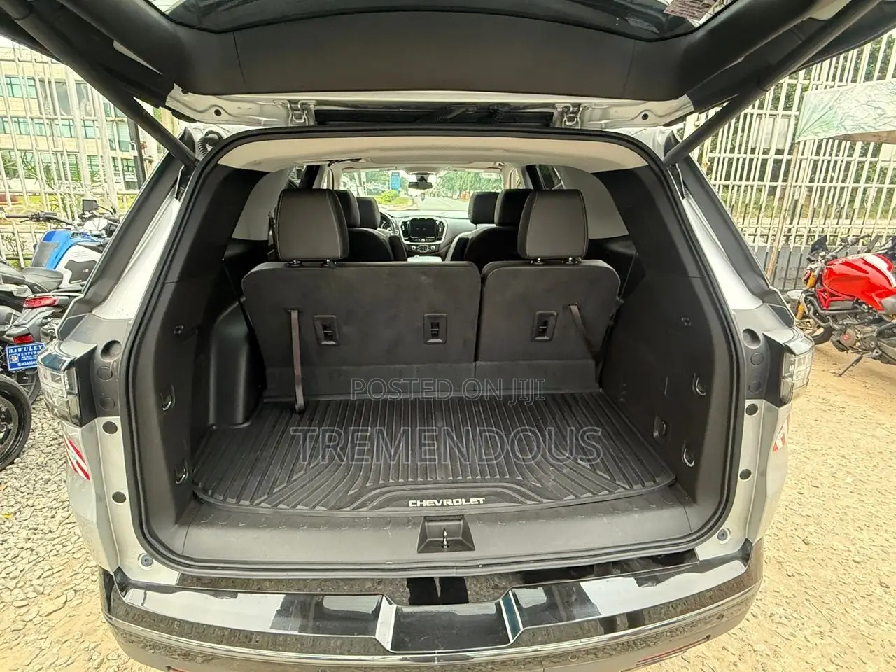 Chevrolet Traverse Limited High Country AWD 2024 Gray