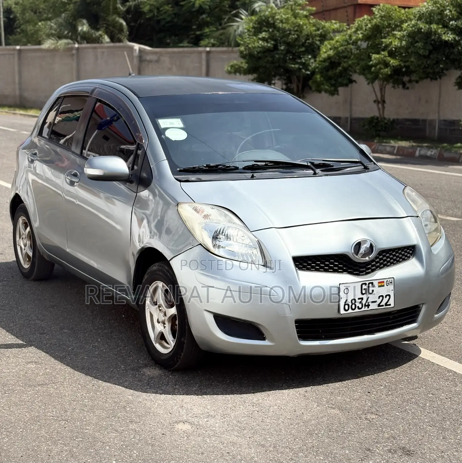 Toyota Vitz 2010 Silver