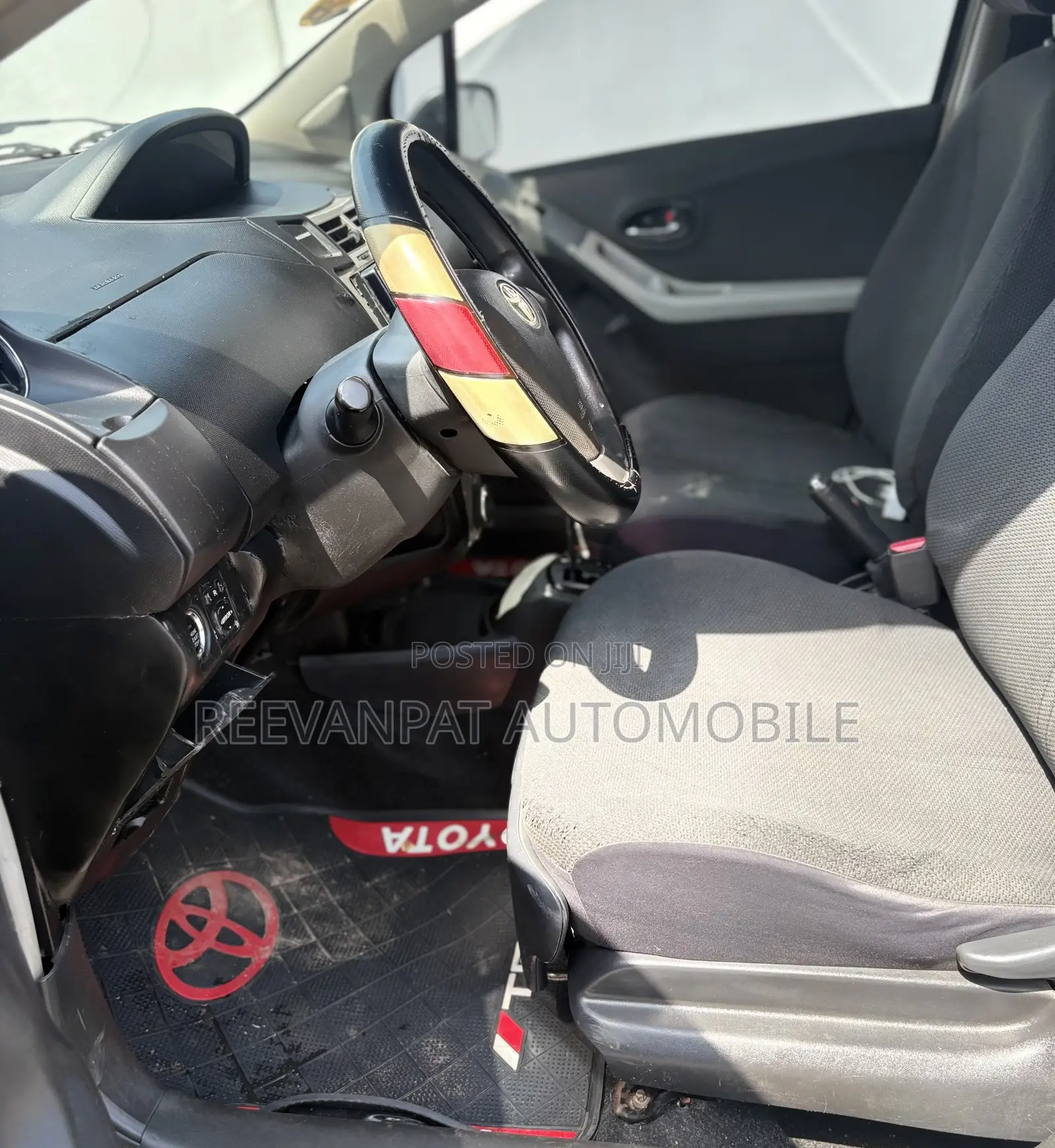Toyota Vitz 2010 Silver