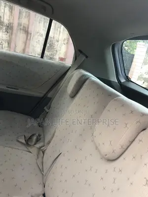 Toyota Vitz 2010 Silver