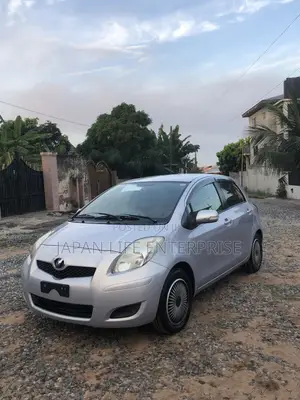 Toyota Vitz 2010 Silver