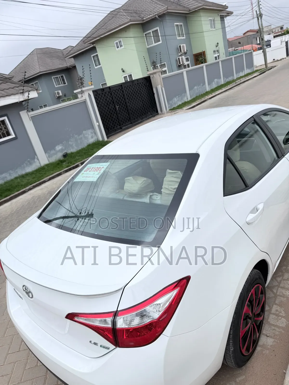 Toyota Corolla LE 4dr Sedan (1.8L 4cyl CVT) 2017 White