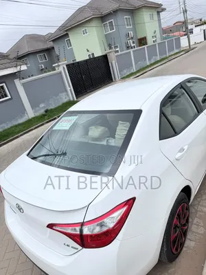 Toyota Corolla LE 4dr Sedan (1.8L 4cyl CVT) 2017 White