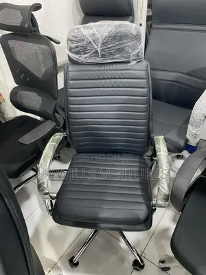 Black-Ribbed Executive Leather Swivel Chair