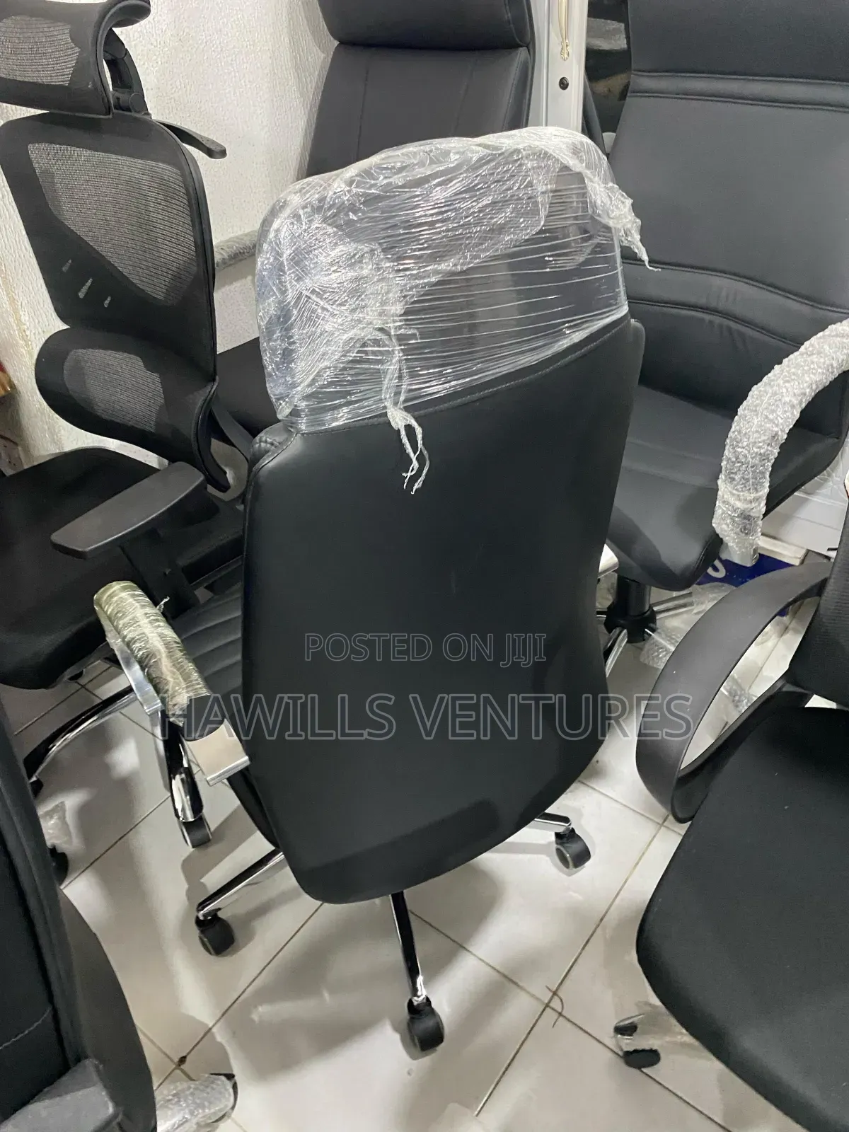 Black-Ribbed Executive Leather Swivel Chair