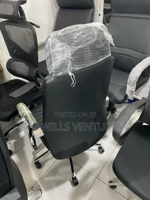 Black-Ribbed Executive Leather Swivel Chair