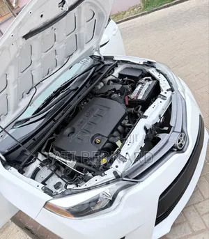Toyota Corolla LE 4dr Sedan (1.8L 4cyl CVT) 2017 White