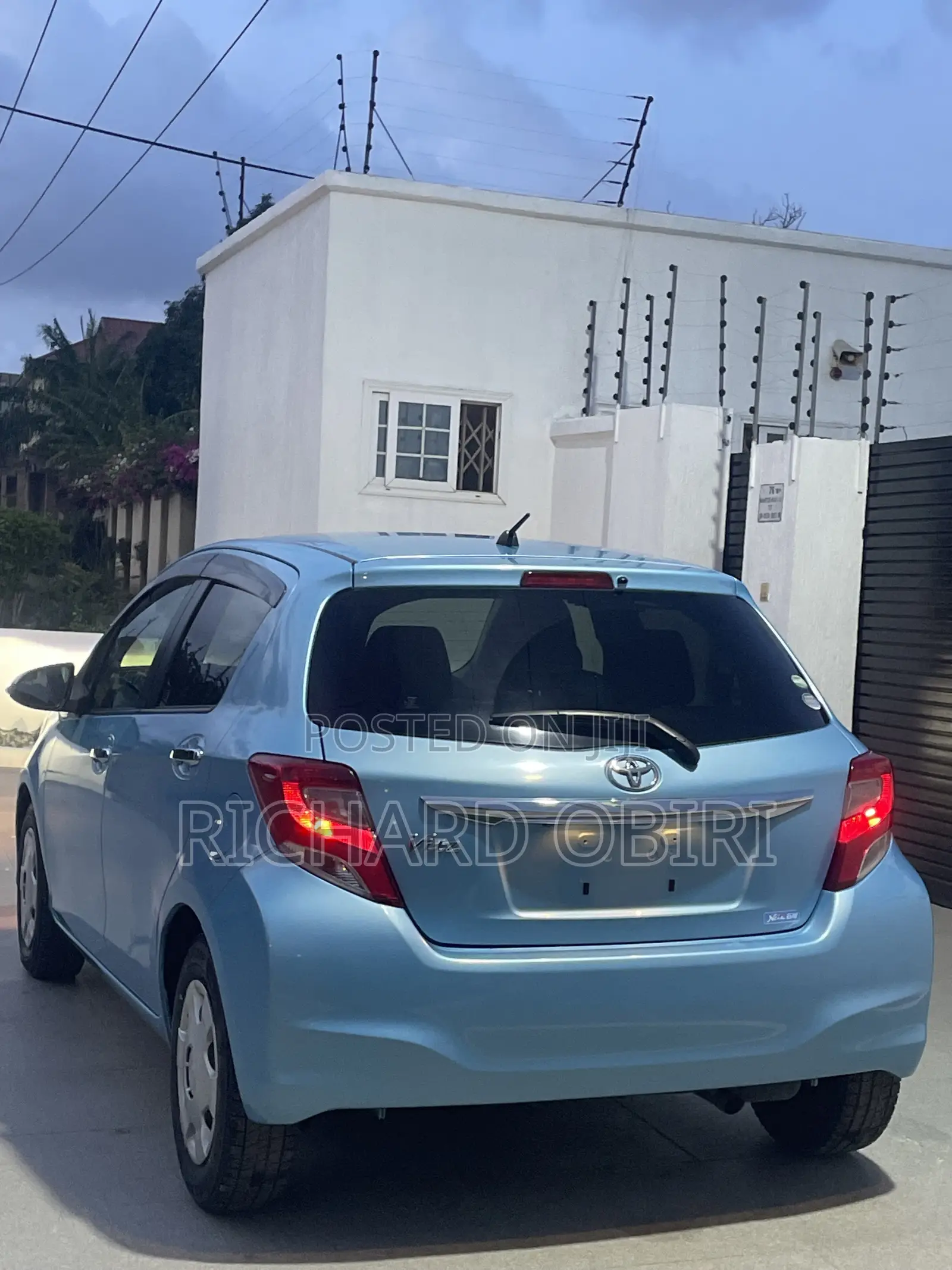 Toyota Vitz 1.3 AWD 5dr 2016 Blue