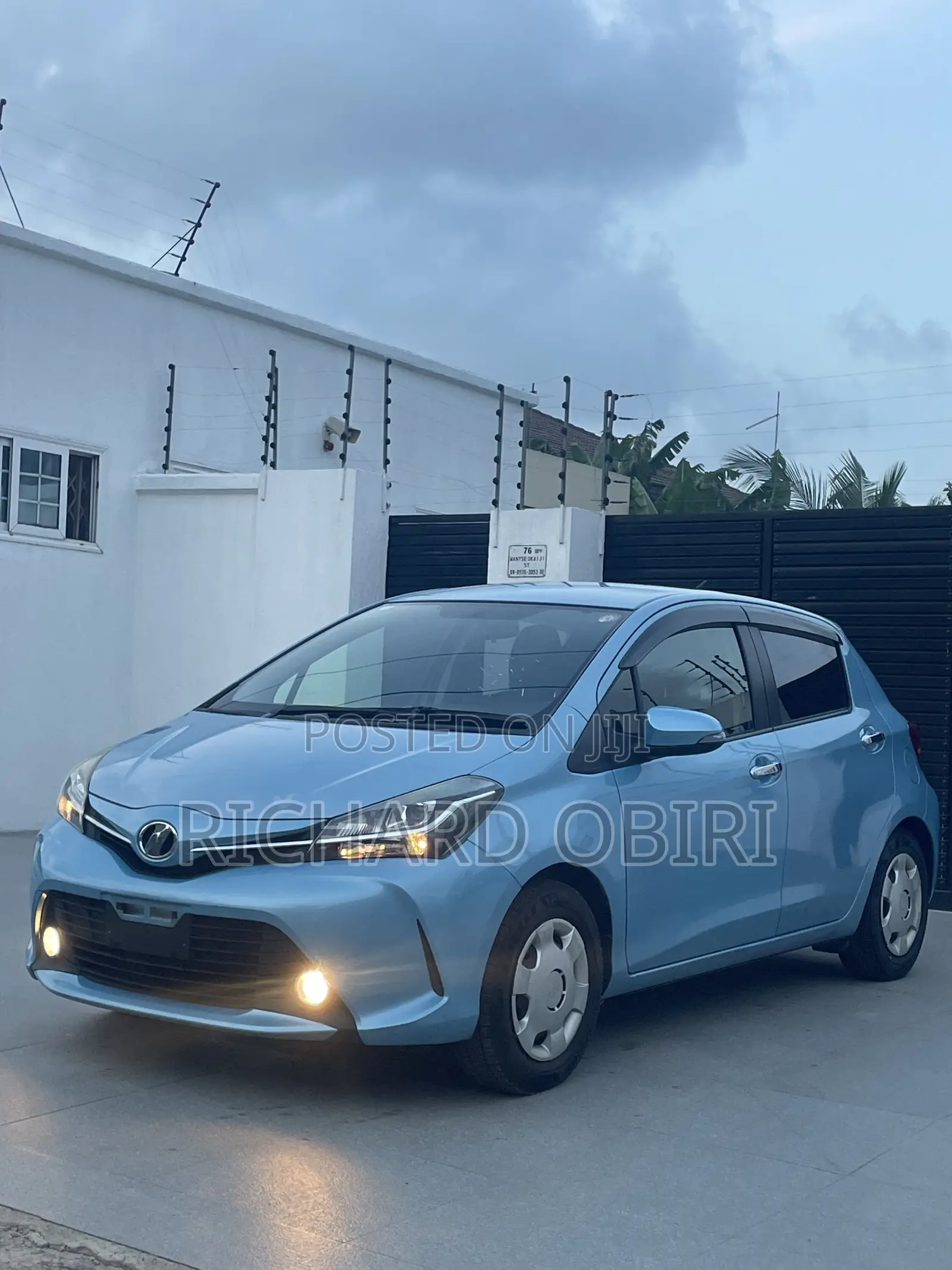 Toyota Vitz 1.3 AWD 5dr 2016 Blue