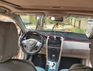 Toyota Corolla LE 4dr Sedan (1.8L 4cyl 4A) 2010
