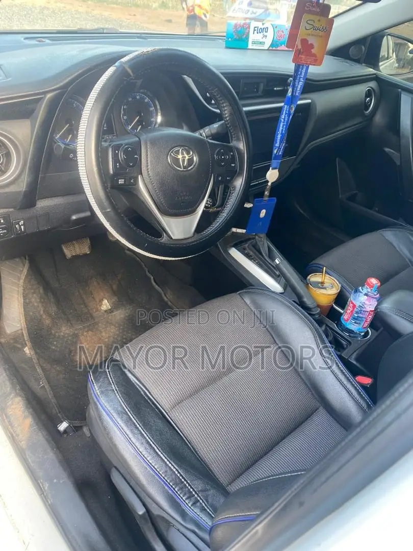 Toyota Corolla SE Special Edition 4dr Sedan (1.8L 4cyl CVT) 2017 White