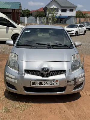 Toyota Vitz 2010 Silver
