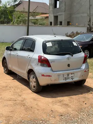 Toyota Vitz 2010 Silver