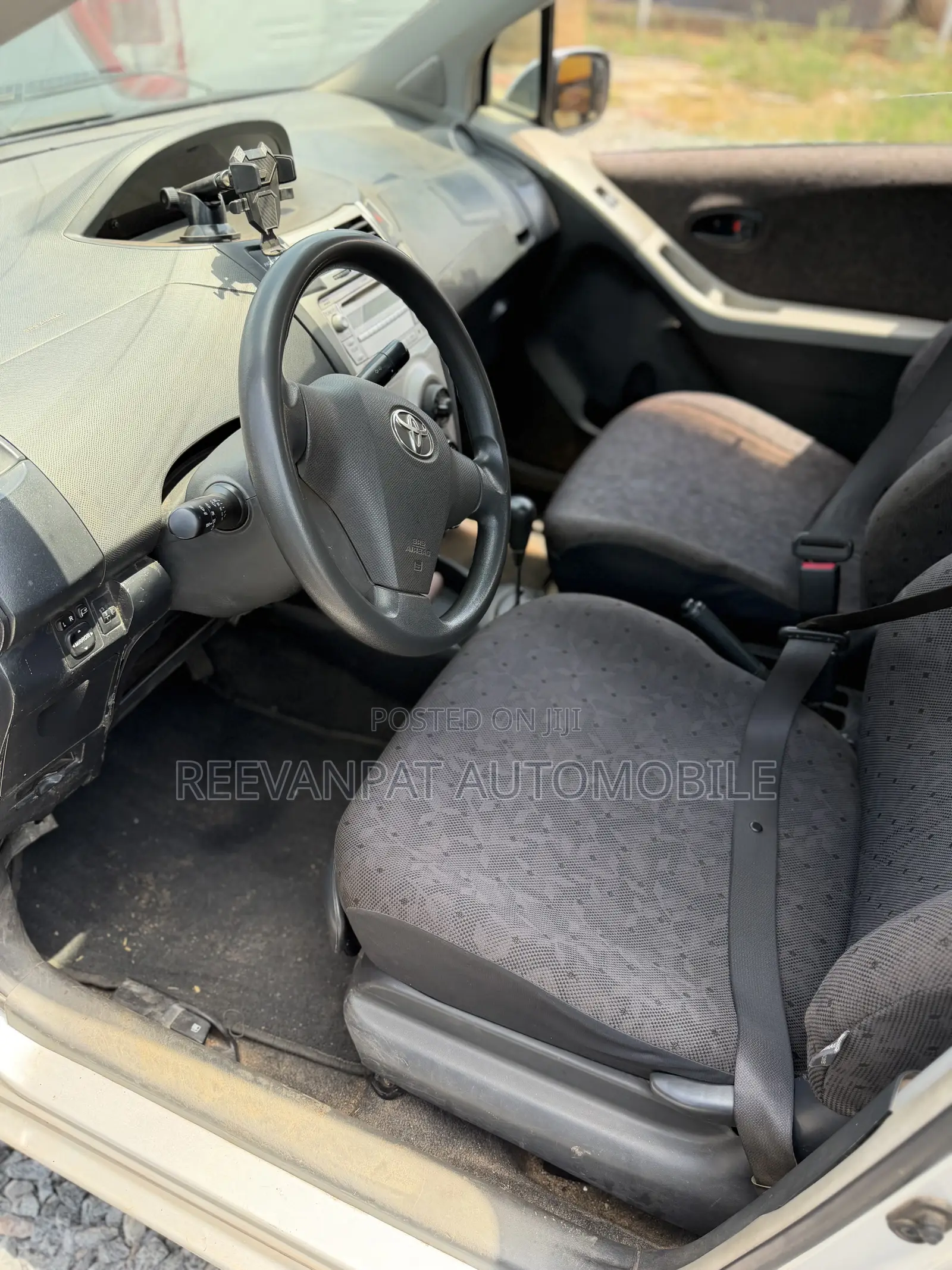 Toyota Vitz 2010 Silver