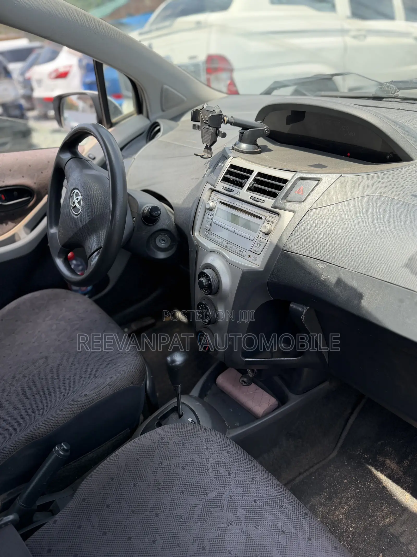 Toyota Vitz 2010 Silver