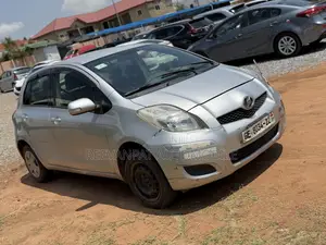 Toyota Vitz 2010 Silver