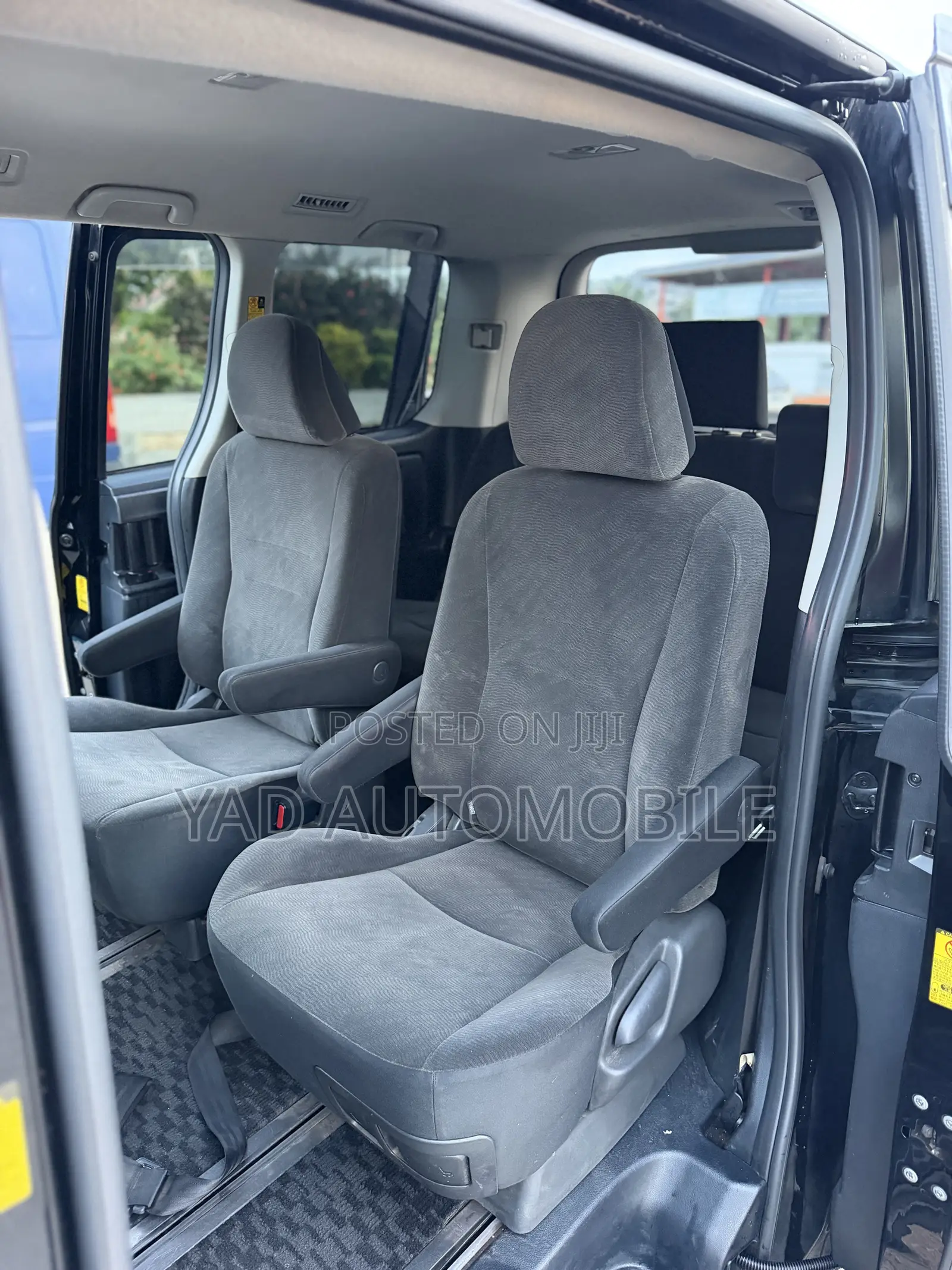 Toyota Voxy V 4WD 7-Seater 2010 Black
