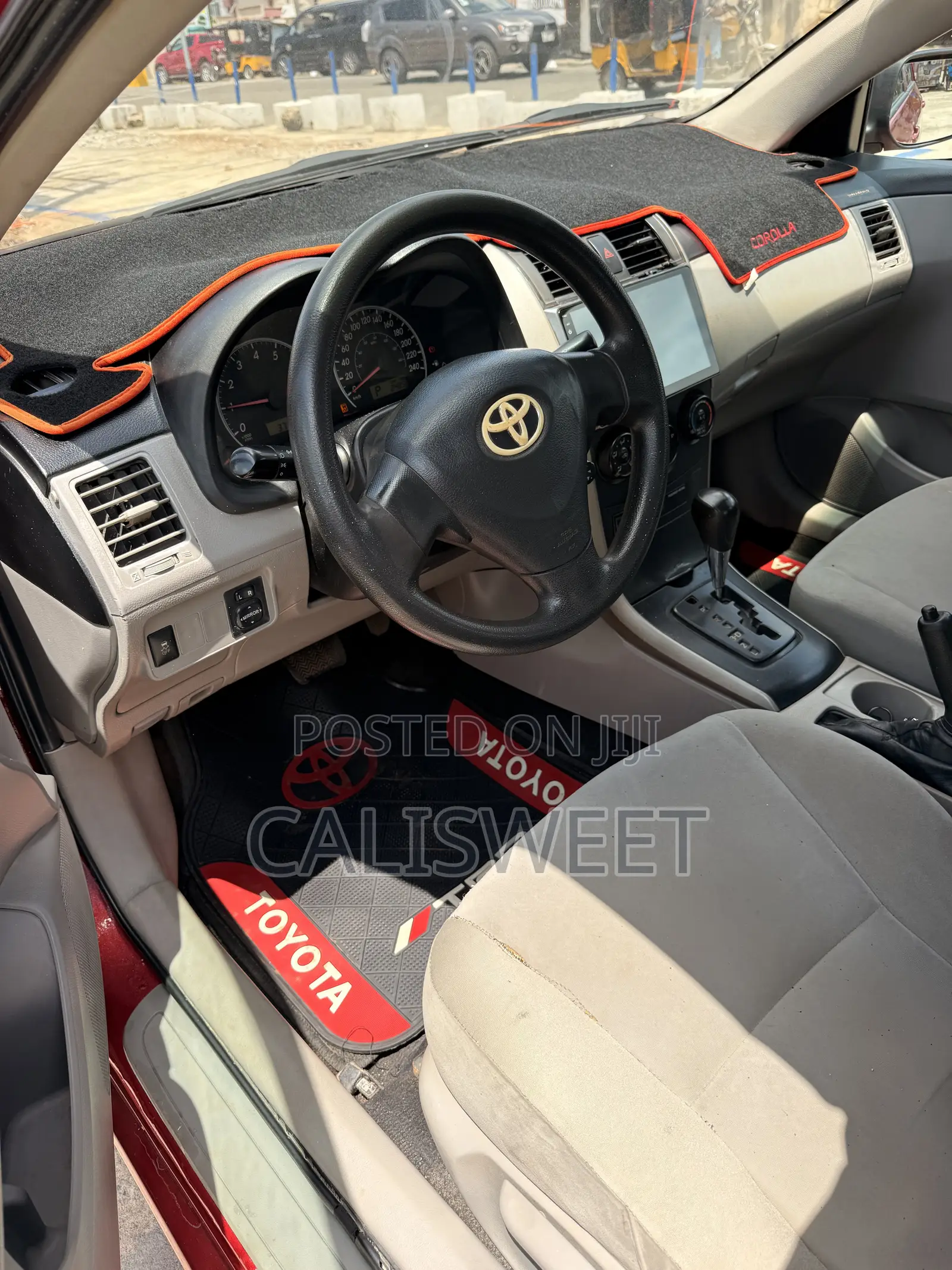 Toyota Corolla LE 4dr Sedan (1.8L 4cyl 4A) 2013