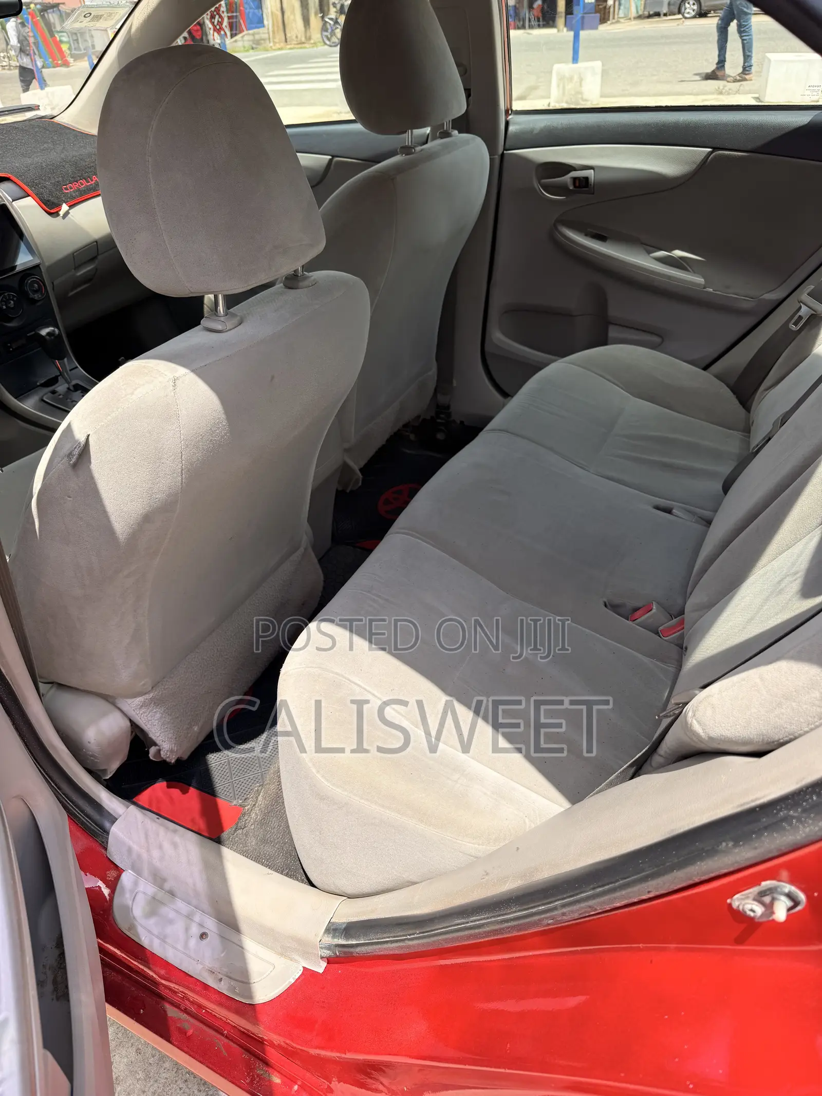 Toyota Corolla LE 4dr Sedan (1.8L 4cyl 4A) 2013