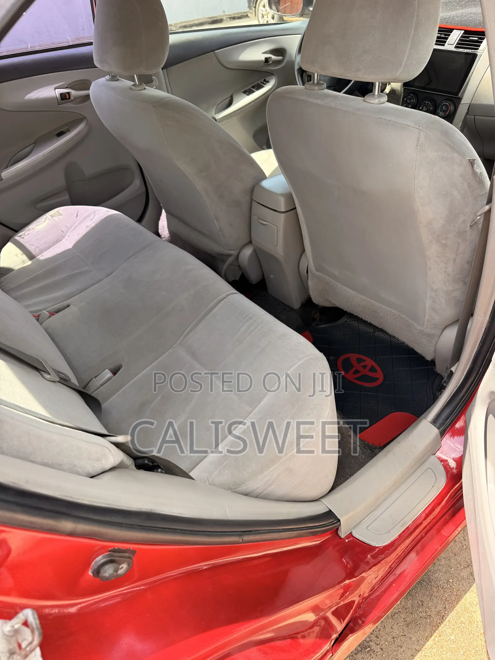 Toyota Corolla LE 4dr Sedan (1.8L 4cyl 4A) 2013