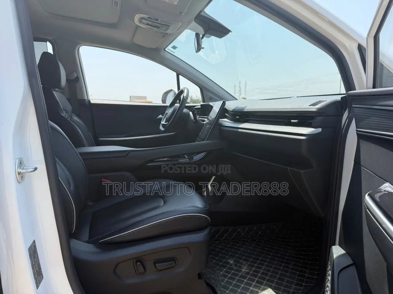 Hyundai Custin 2022 White