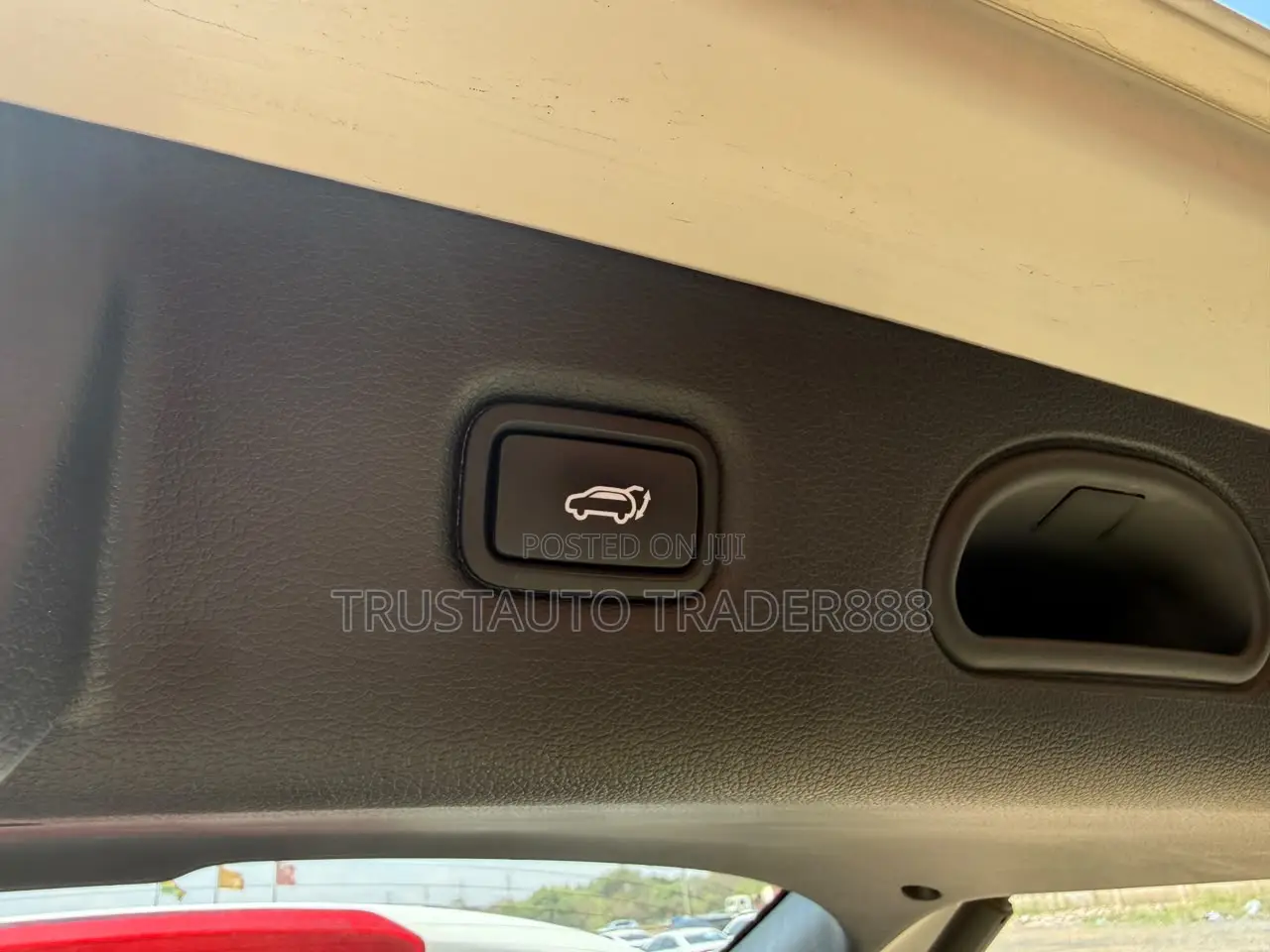 Hyundai Custin 2022 White