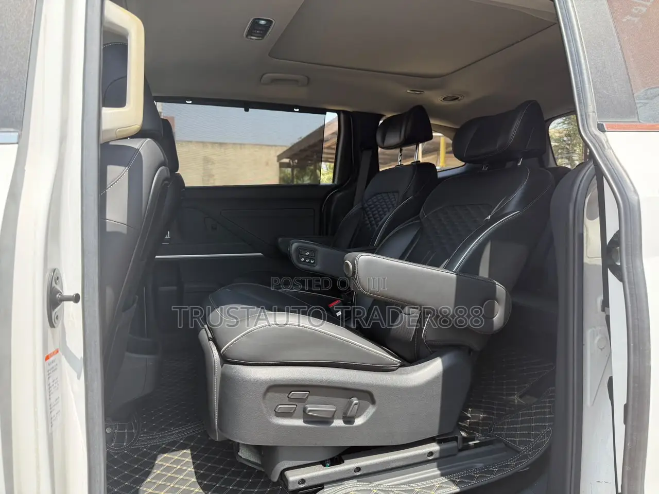 Hyundai Custin 2022 White