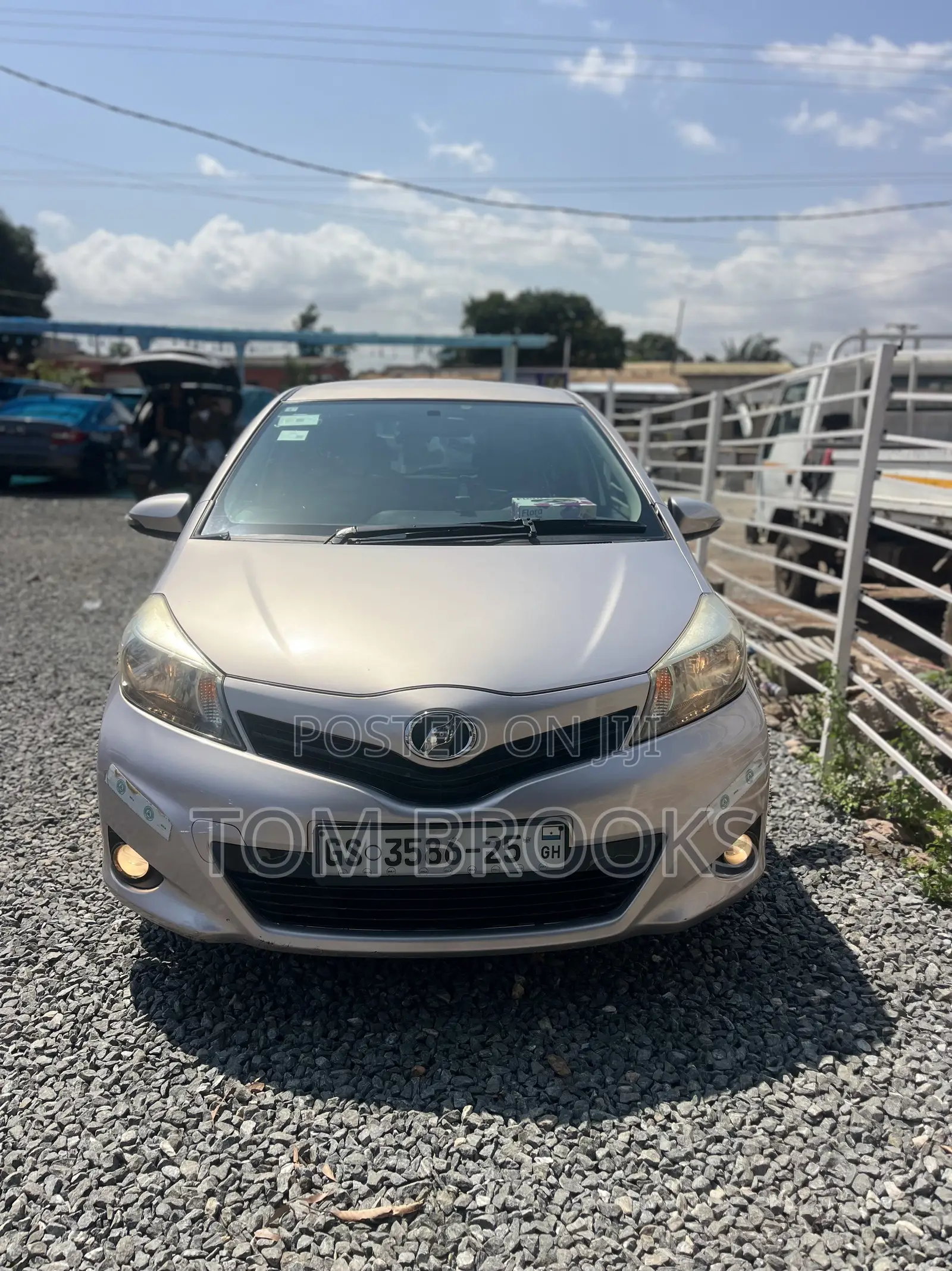 Toyota Vitz 2013 Silver
