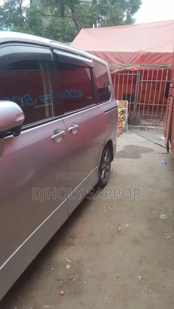 Toyota Voxy 2013 White