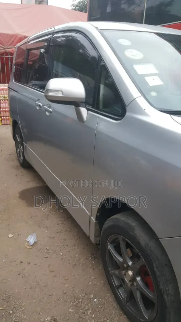Toyota Voxy 2013 White