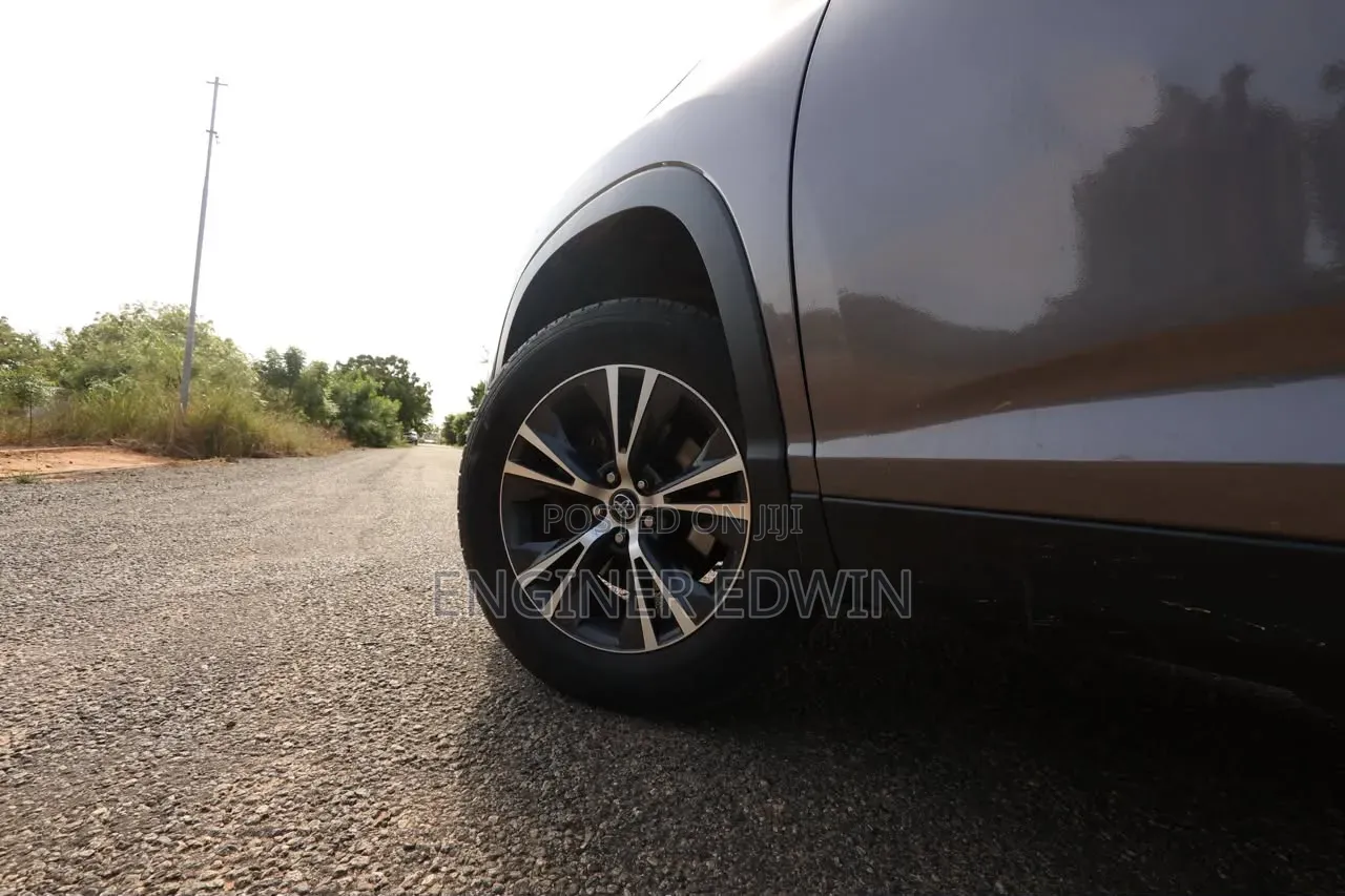 Toyota Highlander LE 2019 Gray