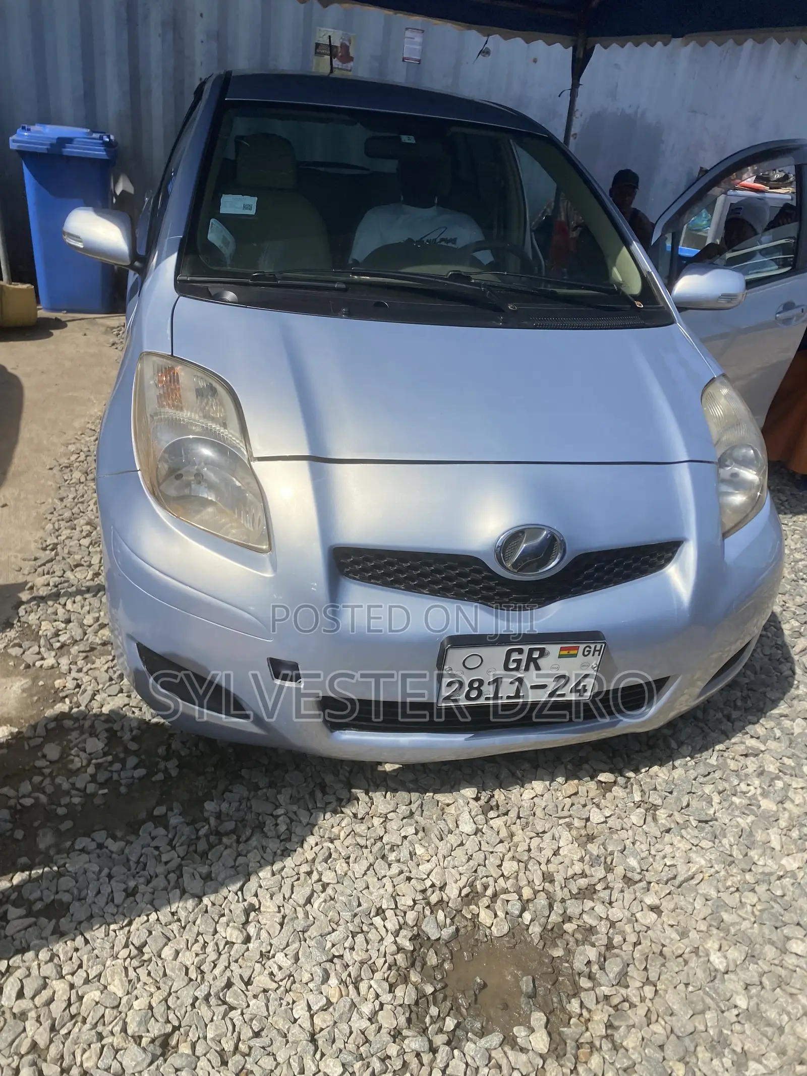 Toyota Vitz 2010 Silver