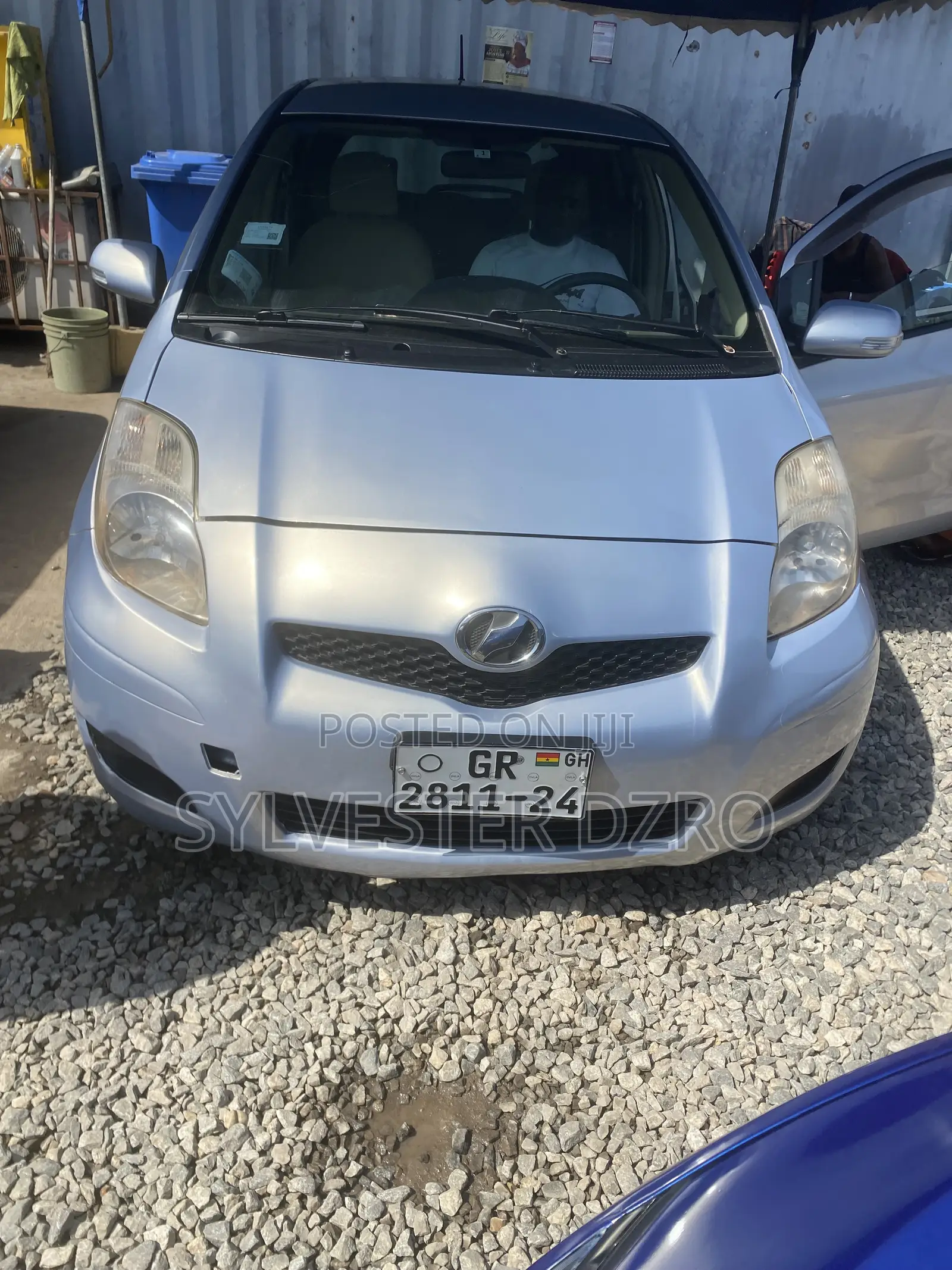 Toyota Vitz 2010 Silver