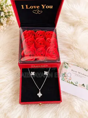 Light Luxury Jewelry in Box of Love and Roses