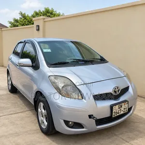 Toyota Vitz 2010 Silver