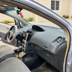 Toyota Vitz 2010 Silver