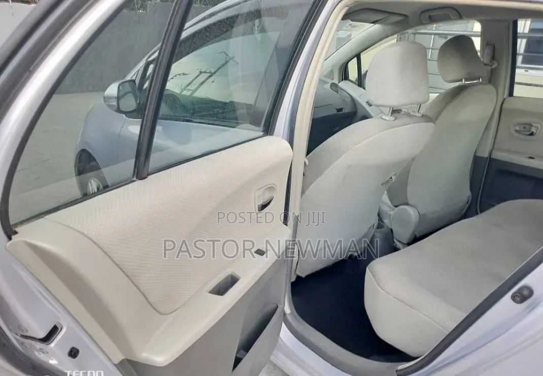 Toyota Vitz 2010 Silver