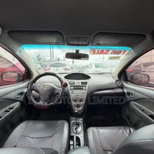 Toyota Yaris Base Sedan 4dr 2010 Red