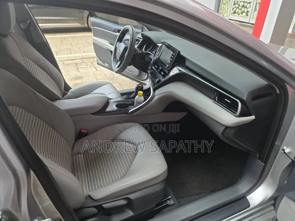 Toyota Camry SE 2022 Silver