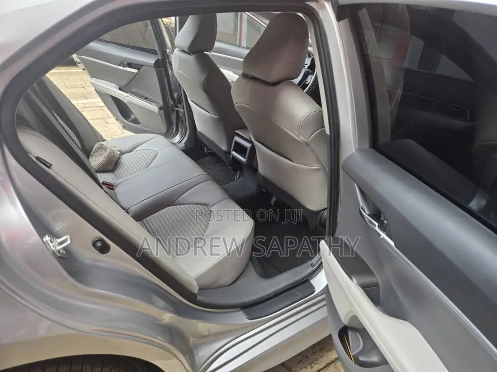 Toyota Camry SE 2022 Silver