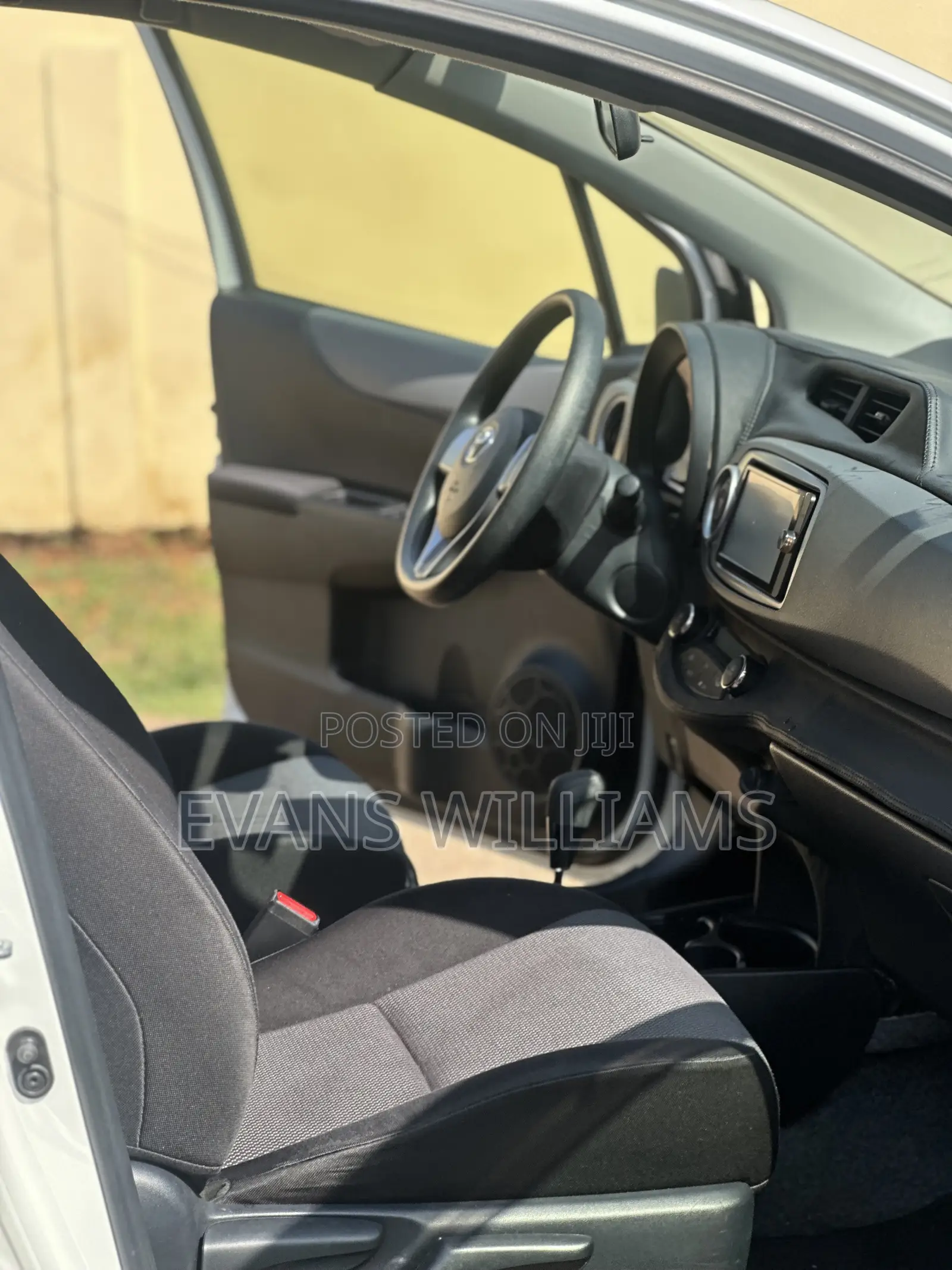 Toyota Vitz 1.3 FWD 5dr 2014 White